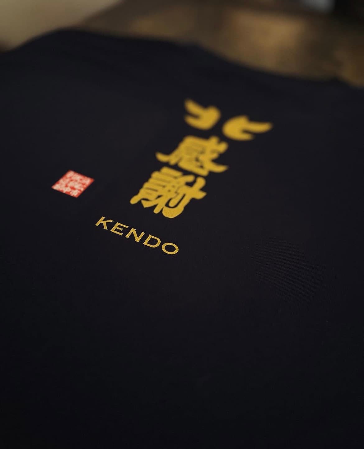 黒Tシャツ 金文字「感謝 KENDO」